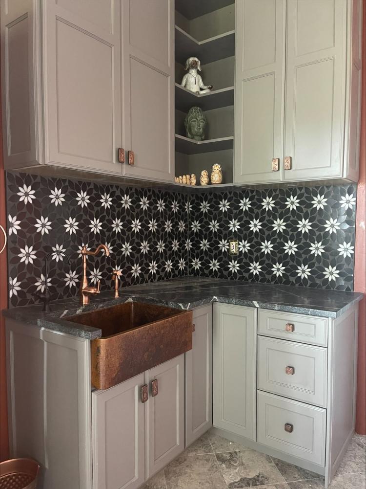 traditional kitchen with wallpaper